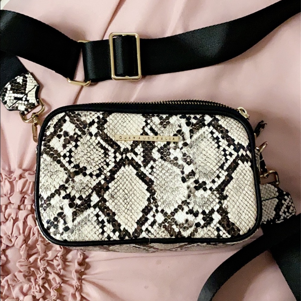 Quay Australia snake print purse🤍🖤